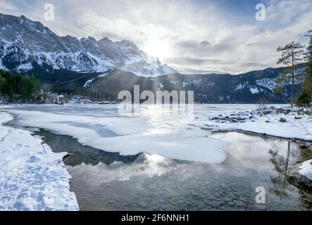 Eibsee mit Zugspitze im Winter, Wettersteingebirge, Grainau, Oberbayern, Bayern, Deutschland, Europa Stockfoto