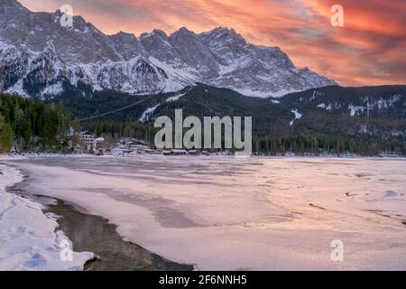 Eibsee mit Zugspitze im Winter, Wettersteingebirge, Grainau, Oberbayern, Bayern, Deutschland, Europa Stockfoto