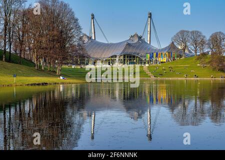 Olympiahalle mit See im Olympiapark, München, Bayern, Deutschland, Europa Stockfoto