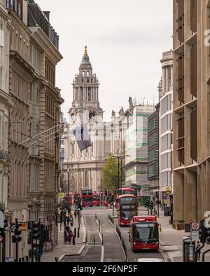 Blick auf die Cannon Street in Richtung St. Pauls Cathedral, London, Großbritannien Stockfoto