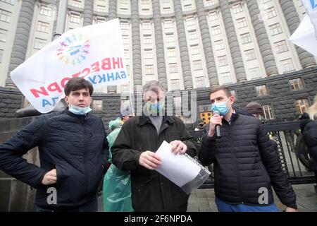 KIEW, UKRAINE - 2. APRIL 2021 - während einer Kundgebung von Investoren der Arcada Bank vor dem ukrainischen Regierungsgebäude auf 12/2 Mio. Stockfoto