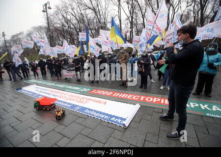 KIEW, UKRAINE - 2. APRIL 2021 - Investoren der Arcada Bank halten eine Kundgebung vor dem ukrainischen Regierungsgebäude an der Mykhaila Hruschevskoho Straße 12/2 ab Stockfoto