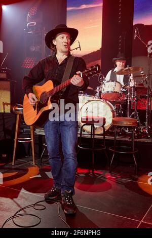 Buchholz, Deutschland. April 2021. Die Truck Stop-Bandmitglieder Tim Reese (l) und Teddy Ibing stehen während einer Durchlaufprobe vor dem Streaming-Konzert „Love, Lust & Vice. Quelle: Georg Wendt/dpa/Alamy Live News Stockfoto