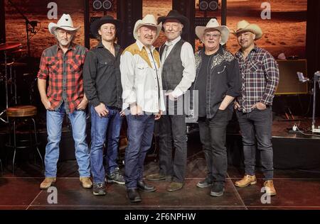 Buchholz, Deutschland. April 2021. Die Bandmitglieder von Truck Stop, Uwe Lost (l-r), Tim Reese, Andreas Cisek, Teddy Ibing, Knut Bewersdorff und Dirk Schlag standen für Chris Kaufmann auf der Bühne vor einer Durchlaufprobe für das Streaming-Konzert 'Liebe, Lust & Laster'. Quelle: Georg Wendt/dpa/Alamy Live News Stockfoto