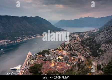 Blick auf die alten Stadtmauern aus dem 16. Jahrhundert, die sich über den Hang erstrecken und sich bis nach Kotor hinunterschlängeln. Stockfoto