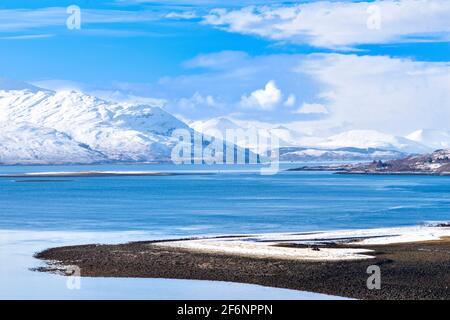 LOCH DUICH HIGHLAND SCHOTTLAND DAS LOCH IM WINTER UND EIN STARKER SCHNEEFALL AUF DEN CUILLIN-HÜGELN VON SKYE Stockfoto