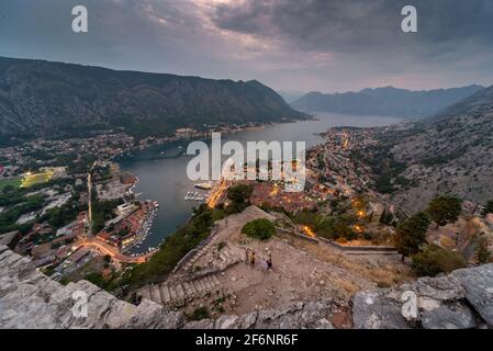 Blick auf die alten Stadtmauern aus dem 16. Jahrhundert, die sich über den Hang erstrecken und sich bis nach Kotor hinunterschlängeln. Stockfoto