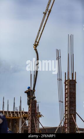 Aktau, Kasachstan - 19. Mai 2012 Bau einer modernen asphaltischen Bitumenanlage. Montage von Gebäudesäulen. Mitarbeiter auf Formularen Stockfoto