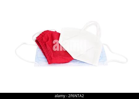 Coronavirus-Konzept. Verschiedene Arten von schützenden Gesichtsmasken isoliert auf weißem Hintergrund. 3-lagige OP-Maske, medizinische Maske, KN95, hausgemacht. Stockfoto