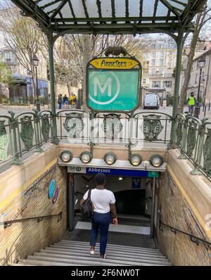 DIE U-BAHN-STATION ABBESSES WURDE VON HECTOR GUIMARD ENTWORFEN Stockfoto