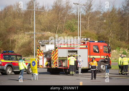 Athlone, Westmeath, Irland. April 2021. Covid 19 das begehbare Testzentrum SARS-Cov-2 wird heute Morgen im Regionalen Sportzentrum RSC in Athlone mit Unterstützung der Zivilverteidigung und der Athlone Feuerwehr eröffnet. Im Testzelt stehen Leute an, um sich auf Covid-19 testen zu lassen. In der Umgebung sind große gelbe Schilder angebracht, und Mitarbeiter stehen zur Verfügung, um die Menschen zum Zentrum zu bringen. Quelle: Eoin Healy/Alamy Live News Stockfoto