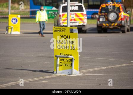 Athlone, Westmeath, Irland. April 2021. Covid 19 das begehbare Testzentrum SARS-Cov-2 wird heute Morgen im Regionalen Sportzentrum RSC in Athlone mit Unterstützung der Zivilverteidigung und der Athlone Feuerwehr eröffnet. Im Testzelt stehen Leute an, um sich auf Covid-19 testen zu lassen. In der Umgebung sind große gelbe Schilder angebracht, und Mitarbeiter stehen zur Verfügung, um die Menschen zum Zentrum zu bringen. Quelle: Eoin Healy/Alamy Live News Stockfoto