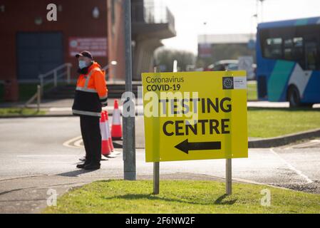 Athlone, Westmeath, Irland. April 2021. Covid 19 das begehbare Testzentrum SARS-Cov-2 wird heute Morgen im Regionalen Sportzentrum RSC in Athlone mit Unterstützung der Zivilverteidigung und der Athlone Feuerwehr eröffnet. Im Testzelt stehen Leute an, um sich auf Covid-19 testen zu lassen. In der Umgebung sind große gelbe Schilder angebracht, und Mitarbeiter stehen zur Verfügung, um die Menschen zum Zentrum zu bringen. Quelle: Eoin Healy/Alamy Live News Stockfoto