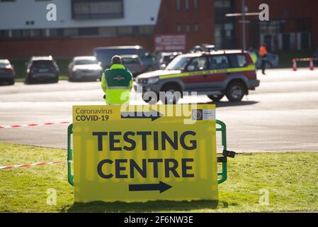 Athlone, Westmeath, Irland. April 2021. Covid 19 das begehbare Testzentrum SARS-Cov-2 wird heute Morgen im Regionalen Sportzentrum RSC in Athlone mit Unterstützung der Zivilverteidigung und der Athlone Feuerwehr eröffnet. Im Testzelt stehen Leute an, um sich auf Covid-19 testen zu lassen. In der Umgebung sind große gelbe Schilder angebracht, und Mitarbeiter stehen zur Verfügung, um die Menschen zum Zentrum zu bringen. Quelle: Eoin Healy/Alamy Live News Stockfoto