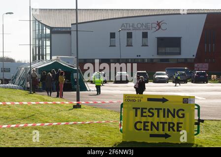 Athlone, Westmeath, Irland. April 2021. Covid 19 das begehbare Testzentrum SARS-Cov-2 wird heute Morgen im Regionalen Sportzentrum RSC in Athlone mit Unterstützung der Zivilverteidigung und der Athlone Feuerwehr eröffnet. Im Testzelt stehen Leute an, um sich auf Covid-19 testen zu lassen. In der Umgebung sind große gelbe Schilder angebracht, und Mitarbeiter stehen zur Verfügung, um die Menschen zum Zentrum zu bringen. Quelle: Eoin Healy/Alamy Live News Stockfoto