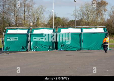 Athlone, Westmeath, Irland. April 2021. Covid 19 das begehbare Testzentrum SARS-Cov-2 wird heute Morgen im Regionalen Sportzentrum RSC in Athlone mit Unterstützung der Zivilverteidigung und der Athlone Feuerwehr eröffnet. Im Testzelt stehen Leute an, um sich auf Covid-19 testen zu lassen. In der Umgebung sind große gelbe Schilder angebracht, und Mitarbeiter stehen zur Verfügung, um die Menschen zum Zentrum zu bringen. Quelle: Eoin Healy/Alamy Live News Stockfoto