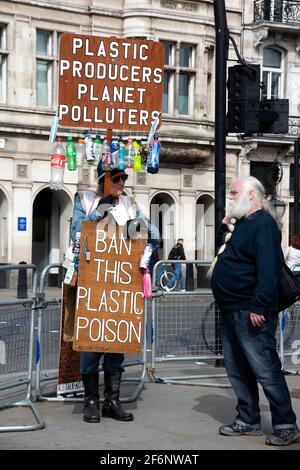 London, Großbritannien, 1. April 2021 Aktivist mit Schild 'Plastic Producers Planet Pollers', 'Ban this Plastic Poison' Credit: Loredana Sangiuliano / Alamy Live News Stockfoto