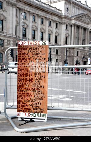 London, Großbritannien, 1. April 2021, "Cop These 26" Aktivist's Sign in Bezug auf Plastikverschmutzung, auf dem Parliament Square ausgestellt Credit: Loredana Sangiuliano/Alamy Live News Stockfoto