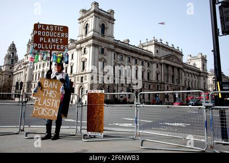 London, Großbritannien, 1. April 2021 Aktivist mit Schild 'Plastic Producers Planet Pollers', 'Ban this Plastic Poison' Credit: Loredana Sangiuliano / Alamy Live News Stockfoto