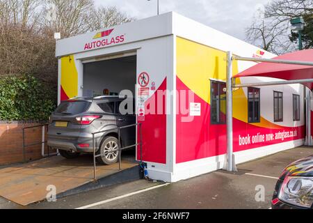 AYLESBURY, Großbritannien - 03. Februar 2021. Autoglass-Werkstatt in Aylesbury, Buckinghamshire. Reparatur und Austausch der Windschutzscheibe (Windschutzscheibe), Großbritannien Stockfoto