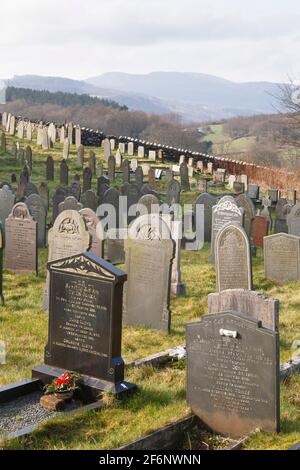 CONWY, WALES - 02. März 2012. Friedhof mit alten Gräbern in der walisischen Landschaft. Snowdonia Scene, Capel Garmon, Wales Stockfoto