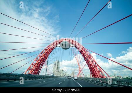 Moskau, Russland - 12. Juli 2020: Rote Kabelbrücke in Moskau. Einzigartige Konstruktionsstruktur. Stockfoto