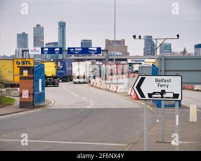 LKW-Zugmaschinen, die an der Stena Line anstehen, Rollen von Liverpool zum Belfast Ferry Terminal in Birkenhead am Fluss Mersey. Stockfoto