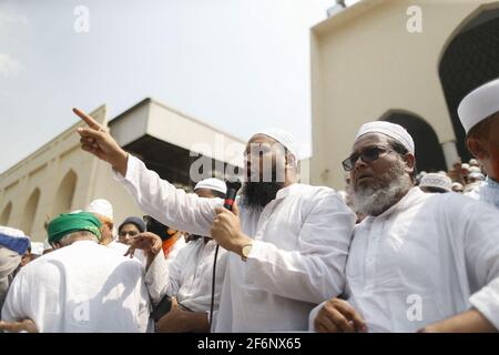 Hefajat-e-Islam veranstaltete am 2. April 2021 in Dhaka, Bangladesch, eine Demonstration vor der Baitul-Mukarram-Nationalmoschee, um gegen den Tod ihrer Aktivisten bei Zusammenstößen mit Gesetzeshütern zu protestieren. Foto von Kanti das Suvra/ABACAPRESS.COM Stockfoto