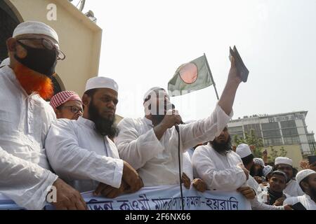 Hefajat-e-Islam veranstaltete am 2. April 2021 in Dhaka, Bangladesch, eine Demonstration vor der Baitul-Mukarram-Nationalmoschee, um gegen den Tod ihrer Aktivisten bei Zusammenstößen mit Gesetzeshütern zu protestieren. Foto von Kanti das Suvra/ABACAPRESS.COM Stockfoto