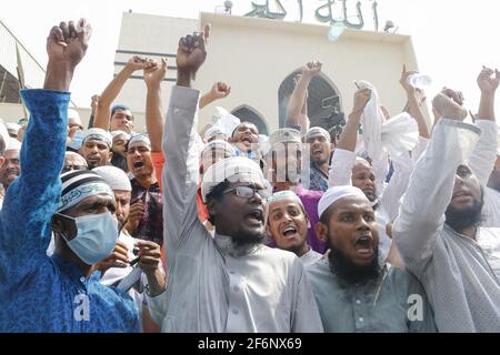 Anhänger von Hefajat-e-Islam Bangladesch rufen in Dhaka, Bangladesch, am 2. April 2021, in einer Demonstration vor der Baitul Mukarram National Moschee, gegen den Tod ihrer Aktivisten während der Zusammenstöße mit Gesetzeshütern. Foto von Kanti das Suvra/ABACAPRESS.COM Stockfoto