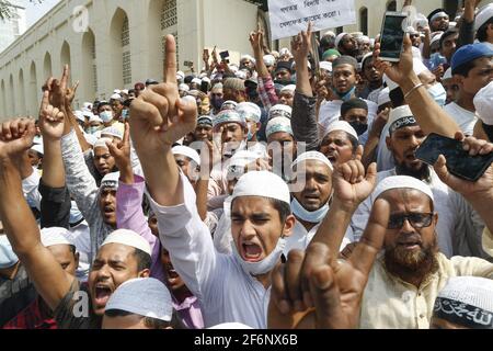 Anhänger von Hefajat-e-Islam Bangladesch rufen in Dhaka, Bangladesch, am 2. April 2021, in einer Demonstration vor der Baitul Mukarram National Moschee, gegen den Tod ihrer Aktivisten während der Zusammenstöße mit Gesetzeshütern. Foto von Kanti das Suvra/ABACAPRESS.COM Stockfoto