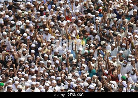 Anhänger von Hefajat-e-Islam Bangladesch rufen in Dhaka, Bangladesch, am 2. April 2021, in einer Demonstration vor der Baitul Mukarram National Moschee, gegen den Tod ihrer Aktivisten während der Zusammenstöße mit Gesetzeshütern. Foto von Kanti das Suvra/ABACAPRESS.COM Stockfoto