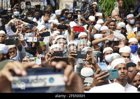 Hefajat-e-Islam veranstaltete am 2. April 2021 in Dhaka, Bangladesch, eine Demonstration vor der Baitul-Mukarram-Nationalmoschee, um gegen den Tod ihrer Aktivisten bei Zusammenstößen mit Gesetzeshütern zu protestieren. Foto von Kanti das Suvra/ABACAPRESS.COM Stockfoto