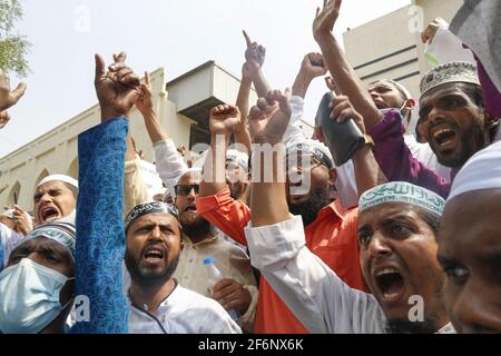 Anhänger von Hefajat-e-Islam Bangladesch rufen in Dhaka, Bangladesch, am 2. April 2021, in einer Demonstration vor der Baitul Mukarram National Moschee, gegen den Tod ihrer Aktivisten während der Zusammenstöße mit Gesetzeshütern. Foto von Kanti das Suvra/ABACAPRESS.COM Stockfoto