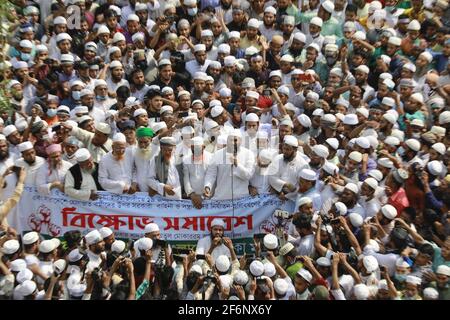 Hefajat-e-Islam veranstaltete am 2. April 2021 in Dhaka, Bangladesch, eine Demonstration vor der Baitul-Mukarram-Nationalmoschee, um gegen den Tod ihrer Aktivisten bei Zusammenstößen mit Gesetzeshütern zu protestieren. Foto von Kanti das Suvra/ABACAPRESS.COM Stockfoto