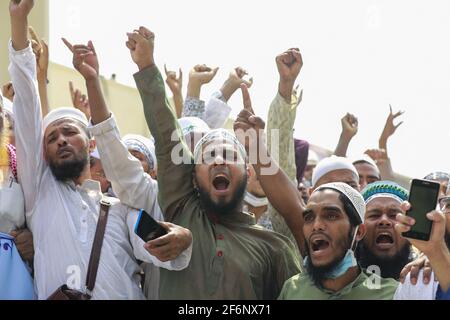 Anhänger von Hefajat-e-Islam Bangladesch rufen in Dhaka, Bangladesch, am 2. April 2021, in einer Demonstration vor der Baitul Mukarram National Moschee, gegen den Tod ihrer Aktivisten während der Zusammenstöße mit Gesetzeshütern. Foto von Kanti das Suvra/ABACAPRESS.COM Stockfoto