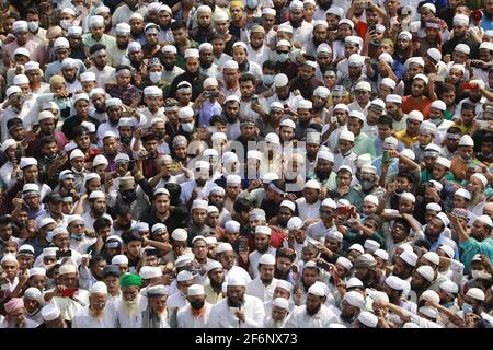 Hefajat-e-Islam veranstaltete am 2. April 2021 in Dhaka, Bangladesch, eine Demonstration vor der Baitul-Mukarram-Nationalmoschee, um gegen den Tod ihrer Aktivisten bei Zusammenstößen mit Gesetzeshütern zu protestieren. Foto von Kanti das Suvra/ABACAPRESS.COM Stockfoto