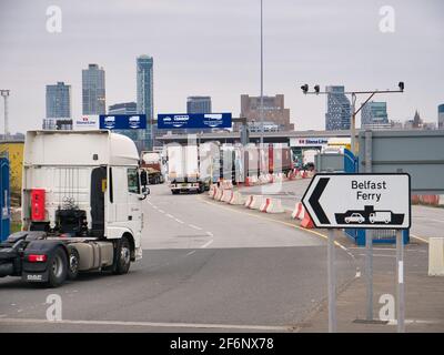 Ein LKW-Traktor, der eintrifft, und andere, die am anstehen Stena Line Roll on - Roll off Liverpool nach Belfast Fährhafen in Birkenhead an der M Stockfoto