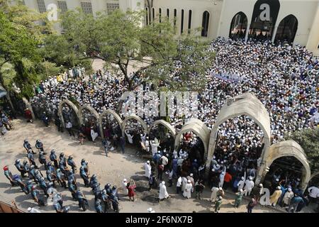 Hefajat-e-Islam veranstaltete am 2. April 2021 in Dhaka, Bangladesch, eine Demonstration vor der Baitul-Mukarram-Nationalmoschee, um gegen den Tod ihrer Aktivisten bei Zusammenstößen mit Gesetzeshütern zu protestieren. Foto von Kanti das Suvra/ABACAPRESS.COM Stockfoto