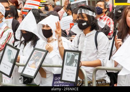 PORTLAND PLACE, LONDON, ENGLAND – 31. März 2021: Demonstranten, die bei einem Protest gegen den Militärputsch in Myanmar gegenüber der chinesischen Botschaft abgebildet wurden Stockfoto