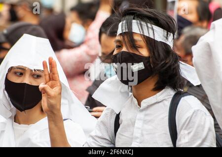 PORTLAND PLACE, LONDON, ENGLAND – 31. März 2021: Demonstranten, die bei einem Protest gegen den Militärputsch in Myanmar gegenüber der chinesischen Botschaft abgebildet wurden Stockfoto