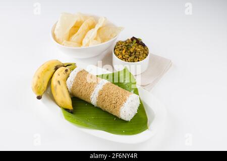 Kerala Breakfast Wheat puttu, gesunde gedünstete Lebensmittel, die das Hauptfrühstück Element der südindischen mit Weizenmehl gemacht ist. Stockfoto