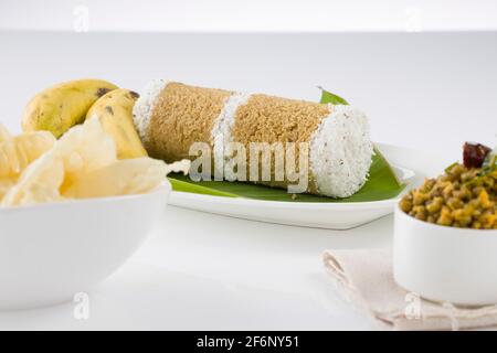 Kerala Breakfast Wheat puttu, gesunde gedünstete Lebensmittel, die das Hauptfrühstück Element der südindischen mit Weizenmehl gemacht ist. Stockfoto