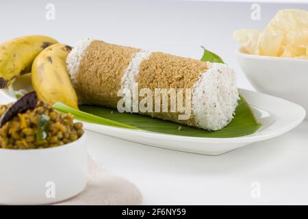 Kerala Breakfast Wheat puttu, gesunde gedünstete Lebensmittel, die das Hauptfrühstück Element der südindischen mit Weizenmehl gemacht ist. Stockfoto