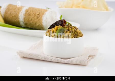 Kerala Breakfast Wheat puttu, gesunde gedünstete Lebensmittel, die das Hauptfrühstück Element der südindischen mit Weizenmehl gemacht ist. Stockfoto