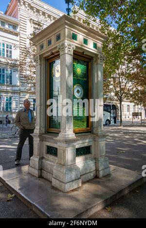 Meteorologische Säule im öffentlichen Park Zrinjevac in der Stadt Zagreb, Kroatien Stockfoto