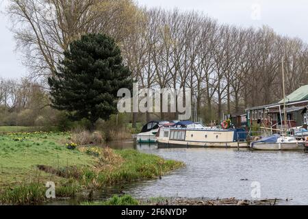 Northampton Boat Club auf dem Fluss Nene an einem langweiligen Frühlingsmorgen, Nene Valley, Northamptonshire, England, Großbritannien. Stockfoto