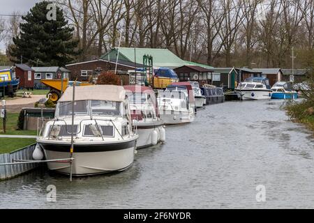 Northampton Boat Club auf dem Fluss Nene an einem langweiligen Frühlingsmorgen, Nene Valley, Northamptonshire, England, Großbritannien. Stockfoto