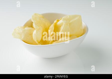 Papadium oder einfaches Pappadom oder Appalam, Hauptvorspeise für südindische Mahlzeiten in einer weißen Schüssel mit weißem strukturiertem Hintergrund. Stockfoto