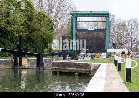 Schleusen Sie an einem langweiligen Frühlingsmorgen auf dem Fluss Nene in der Nähe des Bootclubs Northampton, Nene Valley, Northamptonshire, England, Großbritannien. Stockfoto